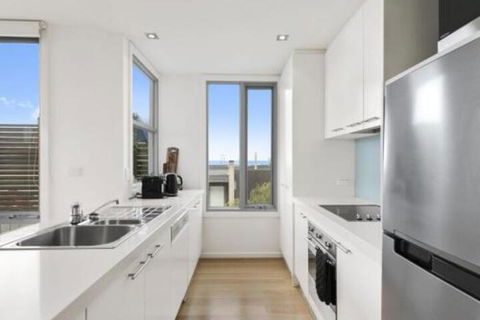 POINT GREY APARTMENT 2 Ocean VIews With Wifi - Hervey Bay Accommodation 5