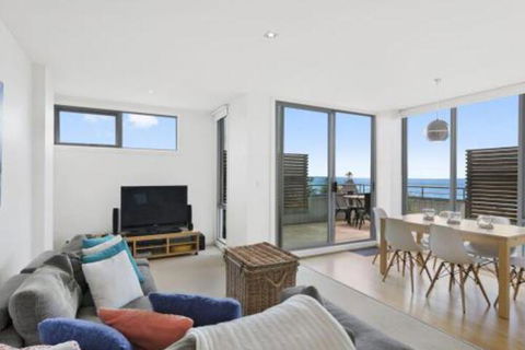 POINT GREY APARTMENT 2 Ocean VIews With Wifi - Hervey Bay Accommodation 2