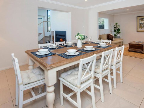 Emerald Coastal Walk Swimming Pool Pet Friendly - Hervey Bay Accommodation 1