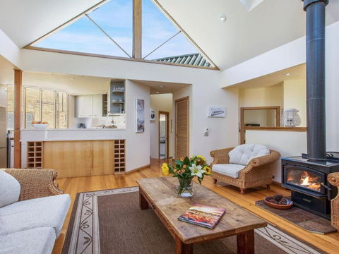 Maldas Retreat Air Con Fireplace & Outdoor Spa - Hervey Bay Accommodation 4