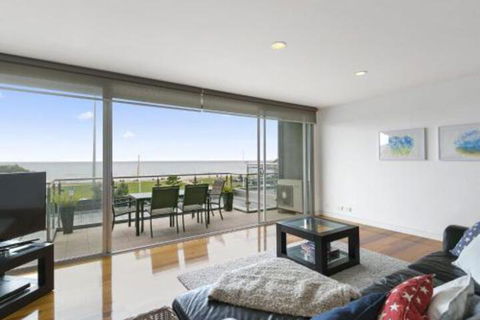 LOUTTIT BAY APARTMENT 1 Free Wifi Ocean Views & The Ultimate Location - Hervey Bay Accommodation 0