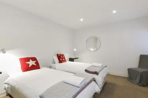 LOUTTIT BAY APARTMENT 1 Free Wifi Ocean Views & The Ultimate Location - Hervey Bay Accommodation 7