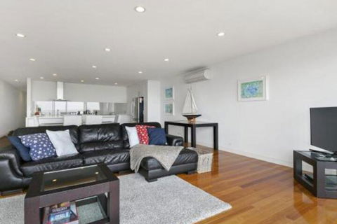 LOUTTIT BAY APARTMENT 1 Free Wifi Ocean Views & The Ultimate Location - Hervey Bay Accommodation 6