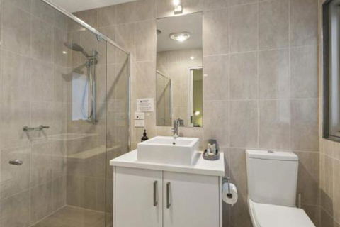 LOUTTIT BAY APARTMENT 1 Free Wifi Ocean Views & The Ultimate Location - Hervey Bay Accommodation 2