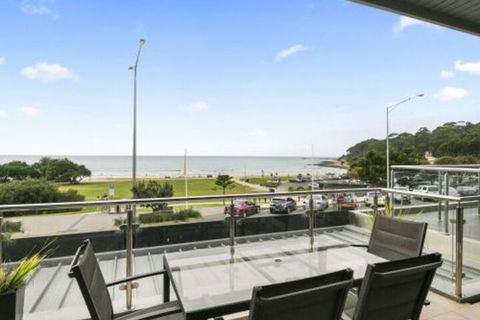 LOUTTIT BAY APARTMENT 1 Free Wifi Ocean Views & The Ultimate Location - Hervey Bay Accommodation 5