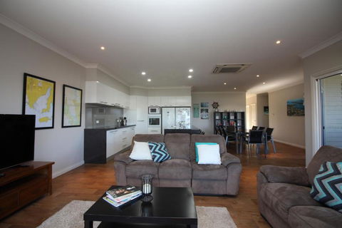 Waterfront On Osprey - Tourism Hervey Bay 6