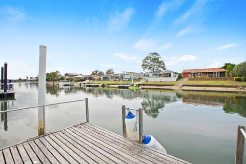 Hibbard Waterfront Escape - Hervey Bay Accommodation 3