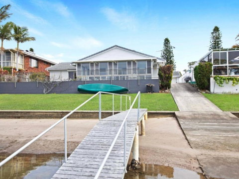 Hibbard Waterfront Escape - Hervey Bay Accommodation 2