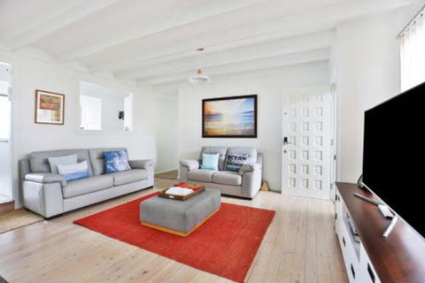 Azure Absolute Beachfront Pet Friendly - Hervey Bay Accommodation 5