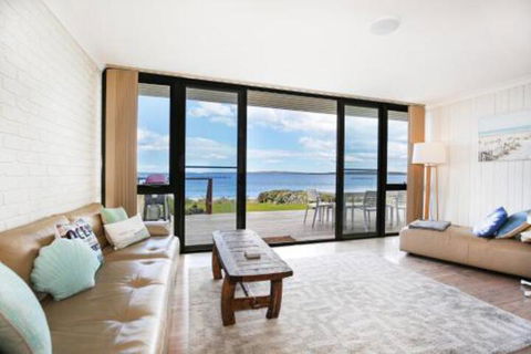 Azure Absolute Beachfront Pet Friendly - Hervey Bay Accommodation 7
