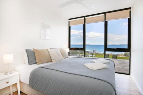 Azure Absolute Beachfront Pet Friendly - Hervey Bay Accommodation 3