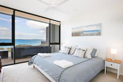 Azure Absolute Beachfront Pet Friendly - Hervey Bay Accommodation 6