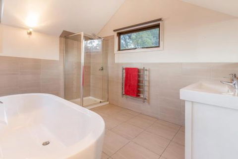 BAY VIEWS On MANNA DROMANA - Hervey Bay Accommodation 4