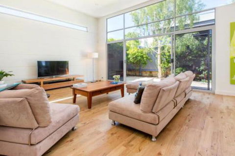 PALM COURT RETREAT MORNINGTON - Hervey Bay Accommodation 0
