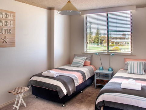 Perfectly Positioned Beachfront Apartment Unit 6 - Hervey Bay Accommodation 1