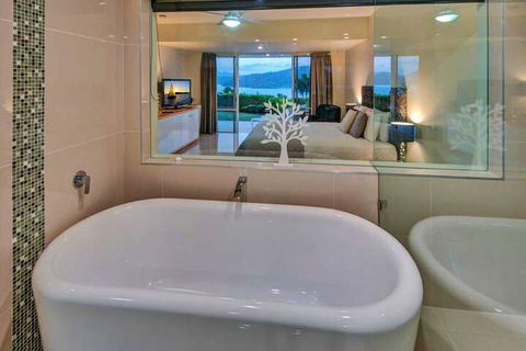 Bella Vista East 3 Luxury Ocean Views Large Flat Grassed Area + Buggy - Hervey Bay Accommodation 3