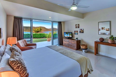 Bella Vista East 3 Luxury Ocean Views Large Flat Grassed Area + Buggy - Hervey Bay Accommodation 4