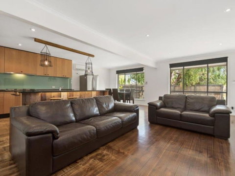 Family Foreshore Favourite - Hervey Bay Accommodation 5