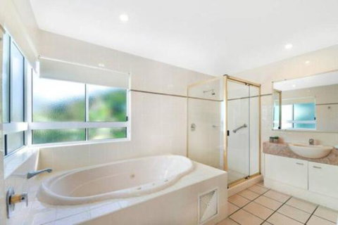 2 Bedroom Alex Unit Ocean Pool & Park Views - Hervey Bay Accommodation 4