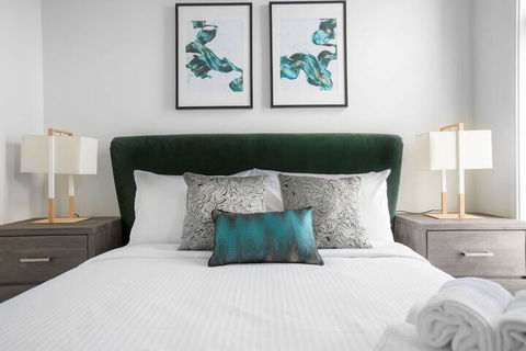 Taste Of Art! Stunning Townhouse Stayatmoonee Ponds - Tourism Hervey Bay 3