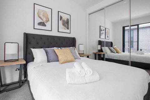 Taste Of Art! Stunning Townhouse Stayatmoonee Ponds - Tourism Hervey Bay 7