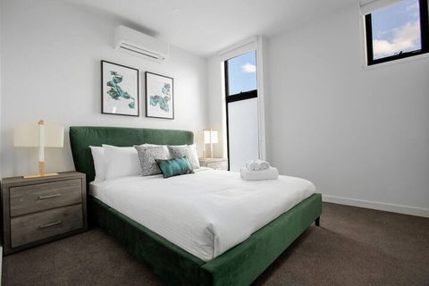 Taste Of Art! Stunning Townhouse Stayatmoonee Ponds - Tourism Hervey Bay 6