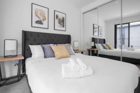 Taste Of Art! Stunning Townhouse Stayatmoonee Ponds - Tourism Hervey Bay 0