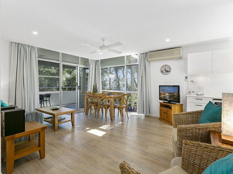 Noosa Heads Beach Getaway Unit 3 Yaringa 29 Noosa Drive - Hervey Bay Accommodation 6