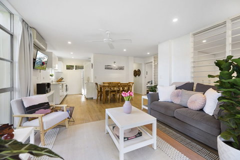 Noosa Heads Beach Getaway Unit 3 Yaringa 29 Noosa Drive - Hervey Bay Accommodation 5