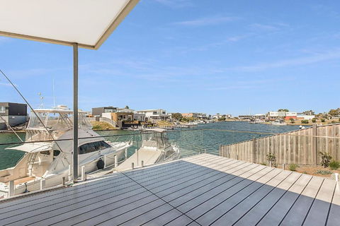 Anchored Access To The Gippsland Lakes - Hervey Bay Accommodation 6