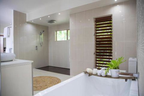 Absolute Lakefront Port Douglas - Hervey Bay Accommodation 3