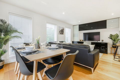 Tranquil Townhouse In Port Melbourne - Hervey Bay Accommodation 2