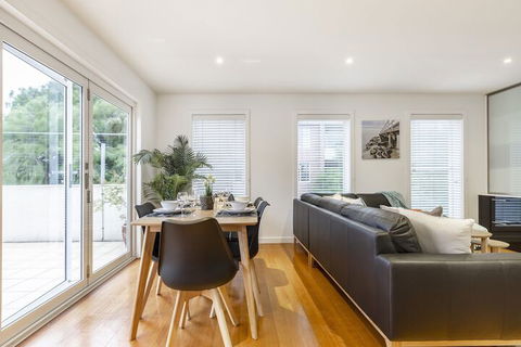 Tranquil Townhouse In Port Melbourne - Hervey Bay Accommodation 3