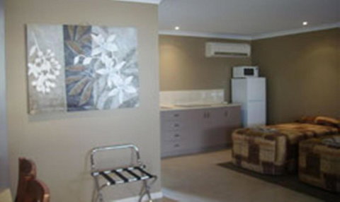 Cosmos Country Motor Inn - Hervey Bay Accommodation 1