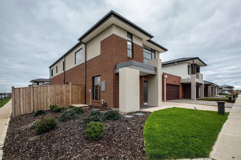 108spacious Point Cook Estate4br2btdoublegarage - Hervey Bay Accommodation 1