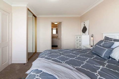Milsons Point Apartment With Harbour Bridge Views - Hervey Bay Accommodation 3
