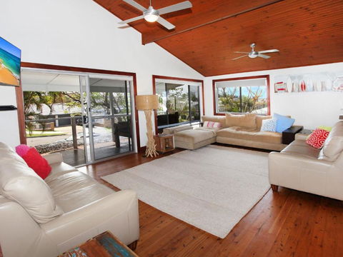 Mayfield 23 5 BDRM Home With Pool - Hervey Bay Accommodation 4