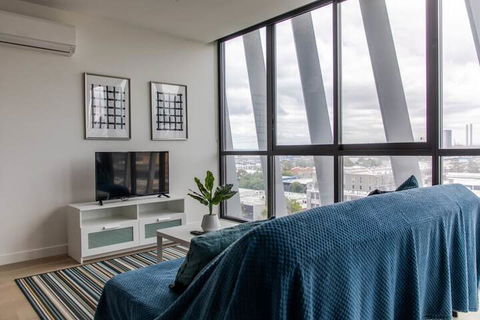Modern 1BD Apt With Amazing Views - Hervey Bay Accommodation 3