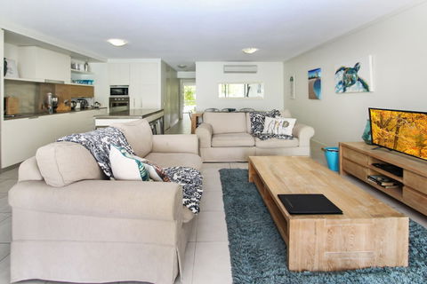 Blue On Blue Apartment 815 - Hervey Bay Accommodation 4