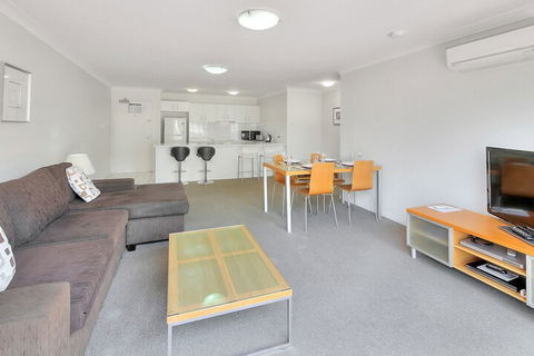 Airtrip Apartment On Russell St - Tourism Hervey Bay 3