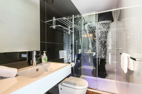 Architecturally Designed Studio 10 Minutes To CBD - Tourism Hervey Bay 4