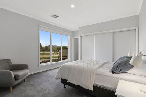 Breeze On Inn Surf Side Free Wifi & Netflix - Hervey Bay Accommodation 4