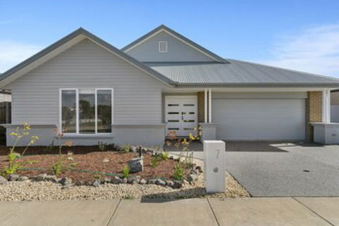 Breeze On Inn Surf Side Free Wifi & Netflix - Hervey Bay Accommodation 0