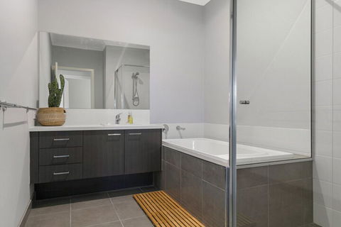 Breeze On Inn Surf Side Free Wifi & Netflix - Hervey Bay Accommodation 5