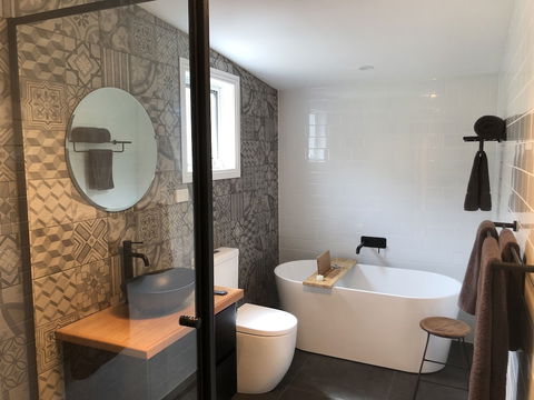 Mole Creek Hideaway - Tourism Hervey Bay 0