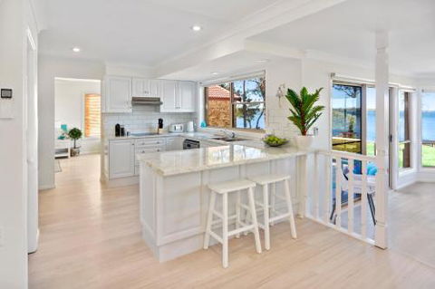 Adrift Retreat St. Georges Basin Waterfront Home - Hervey Bay Accommodation 2