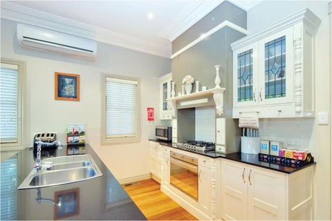 Brantwood Cottage Luxury Accommodation - Hervey Bay Accommodation 6