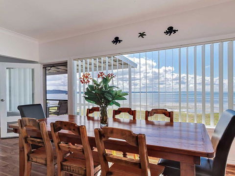 Beached Inn 93 Foreshore Drive Spacious Beach Front House - Hervey Bay Accommodation 4