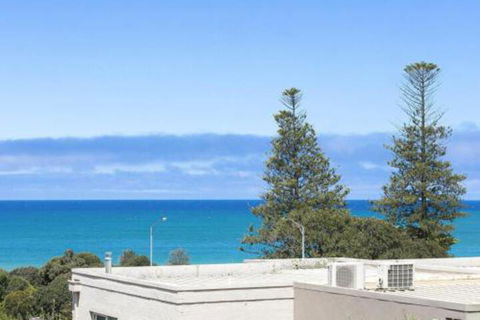 SURF CENTRAL Wifi Double Garage & Smack Bang In The Middle Of Town - Hervey Bay Accommodation 7