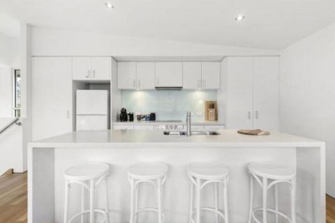 SURF CENTRAL Wifi Double Garage & Smack Bang In The Middle Of Town - Hervey Bay Accommodation 2